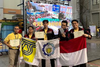 (dari kanan) Haikal Tamir, Raynard Vincent Elsantio, Andreas Maxwel Sitompul, dan Muhammad Ardhi Wicaksono yang tergabung dalam Tim Equilibriums ITS