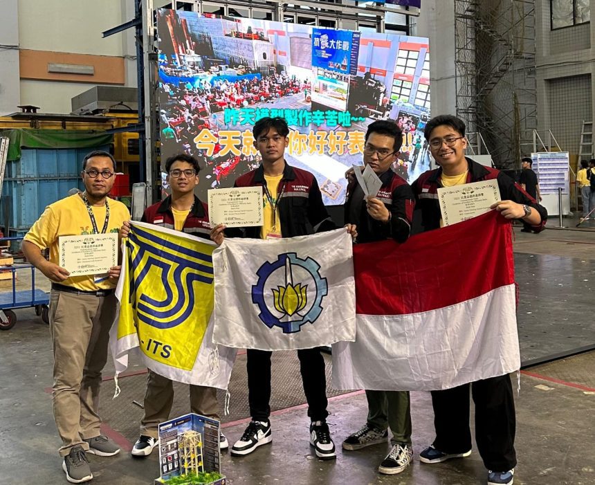 (dari kanan) Haikal Tamir, Raynard Vincent Elsantio, Andreas Maxwel Sitompul, dan Muhammad Ardhi Wicaksono yang tergabung dalam Tim Equilibriums ITS