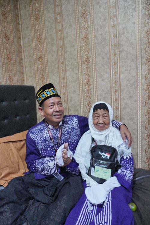 M. Ghufron dan Ibunya Supinah Rusmini yang menjadi jemaah calon haji tertua di kloter 10 Embarkasi Surabaya.