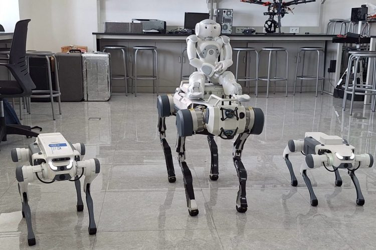 Robot Anjing Berkaki Empat yang dikembangkan oleh Tim Robotika ITS berkolaborasi dengan Ezra Robotics untuk menjawab kebutuhan industri dan masyarakat.