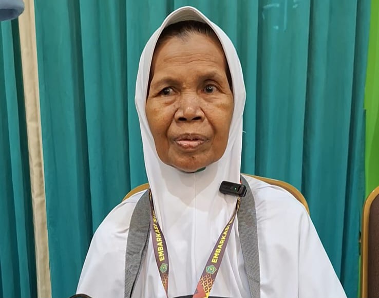 Diyem Wiryo Rejo (65), penjual jamu keliling asal Gedongan, Kota Mojokerto. Dari hasil jerih payahnya berjualan jamu keliling, bisa berangkat ke baitullah setelah menabung 10 tahun.