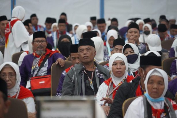 Foto Jemaah Haji Debarkasi Surabaya.