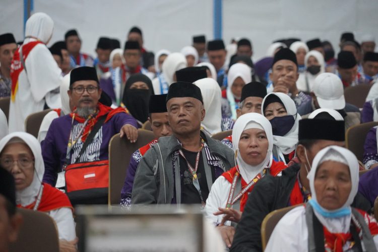 Foto Jemaah Haji Debarkasi Surabaya.