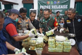 Barang bukti 35 Kg sabu dalam drum yang terapung di perairan Masalembu, Sumenep, telah diserahkan Kodim 0827 ke Polres Sumenep.