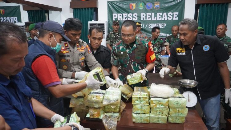Barang bukti 35 Kg sabu dalam drum yang terapung di perairan Masalembu, Sumenep, telah diserahkan Kodim 0827 ke Polres Sumenep.