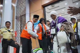 Proses pemberangkatan 332 Jemaah Calon Haji kloter 97 Embarkasi Surabaya.