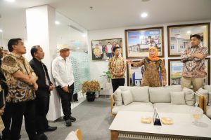 Suasana hangat pertemuan Khofifah-Emil bersama Menteri PKP Maruarar Sirait, serta PWI dan SPSI Jatim Diskusikan Rumah Bersubsidi Untuk Wartawan, Buruh dan Masyarakat Penghasilan Rendah.