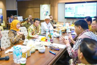 Gubernur Khofifah bersama Wakil Gubernur Emil Elestianto Dardak saat temui Menteri PKP Maruarar Sirait di Jakarta , Selasa (6/5).