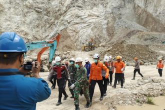 Proses pencarian terhadap korban longsor tambang galian C Gunung Kuda, Kabupaten Cirebon, Provinsi Jawa Barat (1/6). (foto: Basarnas)