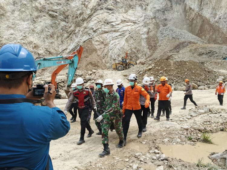 Proses pencarian terhadap korban longsor tambang galian C Gunung Kuda, Kabupaten Cirebon, Provinsi Jawa Barat (1/6). (foto: Basarnas)