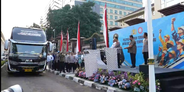 Kapolri Kapolri Jenderal Listyo Sigit Prabowo, melepas 700 buruh terdampak PHK untuk kembali bekerja, guna menyelesaikan masalah Industrial, Kamis (12/6).