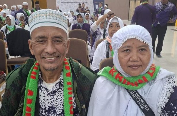 Tukang pijat urut asal Surabaya, Rochmad Munandar dan istrinya, Yuli Khotimah saat tiba di debarkasi Surabaya usai melaksanakan ibadah haji.