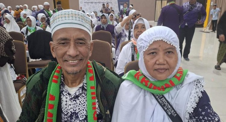 Tukang pijat urut asal Surabaya, Rochmad Munandar dan istrinya, Yuli Khotimah saat tiba di debarkasi Surabaya usai melaksanakan ibadah haji.
