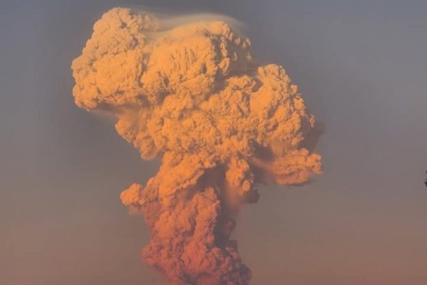 Gunung Lewotobi Laki-laki Erupsi, tinggi kolom abu capai lebih dari 10 Kilometer.