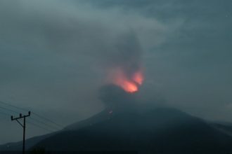 Visual erupsi Gunung Lewotobi Laki-Laki, Flores Timur, Nusa Tenggara Timur, pada Rabu (18/6). Sumber foto : Pos pengamatan Gunung Lewotobi Laki-Laki.