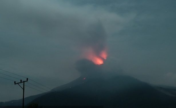 Visual erupsi Gunung Lewotobi Laki-Laki, Flores Timur, Nusa Tenggara Timur, pada Rabu (18/6). Sumber foto : Pos pengamatan Gunung Lewotobi Laki-Laki.