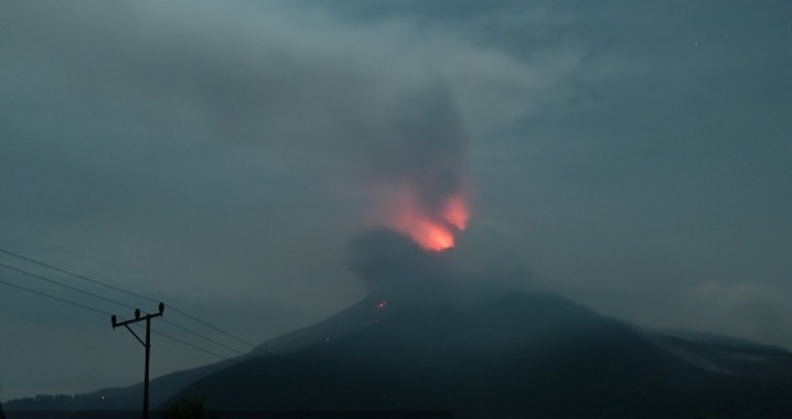 Visual erupsi Gunung Lewotobi Laki-Laki, Flores Timur, Nusa Tenggara Timur, pada Rabu (18/6). Sumber foto : Pos pengamatan Gunung Lewotobi Laki-Laki.