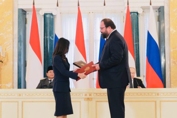 Presiden Republik Indonesia Prabowo Subianto dan Presiden Federasi Rusia Vladimir Putin menyaksikan langsung dimulainya implementasi kerja sama strategis digital antara Indonesia dan Rusia.