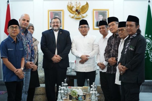 Ketua Umum PBNU, K.H. Yahya Cholil Staquf bersama Duta Besar Republik Islam Iran untuk Indonesia, Mohammad Boroujerdi di Gedung PBNU, Jakarta Pusat, Jumat (20/6).