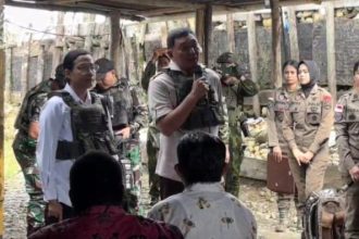 Polwan Ops Damai Cartenz kawal ketat Menteri Keuangan Sri Mulyani dan Menteri Pertahanan Letjen TNI (Purn.) Sjafrie Sjamsoeddin saat kunjungi Nduga , Provinsi Papua Pegunungan, Sabtu (7/6).