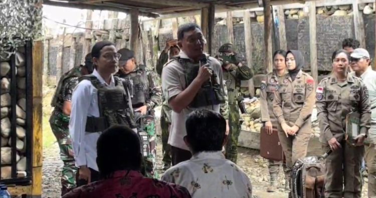 Polwan Ops Damai Cartenz kawal ketat Menteri Keuangan Sri Mulyani dan Menteri Pertahanan Letjen TNI (Purn.) Sjafrie Sjamsoeddin saat kunjungi Nduga , Provinsi Papua Pegunungan, Sabtu (7/6).