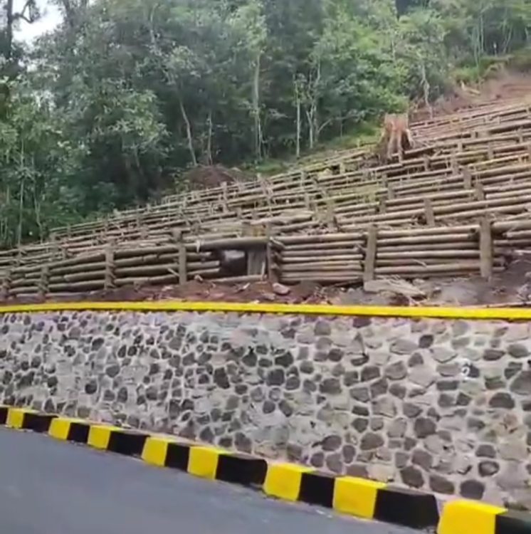 Perbaikan pasca longsor di jalur Pacet-Cangar telah selesai 100 persen. Kini jalur telah dibuka 24 jam untuk dilalui pengendara.