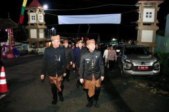 Plt. Gubernur Jatim Emil Elestianto Dardak saat mengunjungi acara Yadnya Kasada 2025 (10/6).