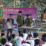 Dosen dan Mahasiswa UPN Veteran Jawa Timur saat menjelaskan teknik sablon kepada siswa SMP Islam Al-Azhar Kelapa Gading Surabaya.