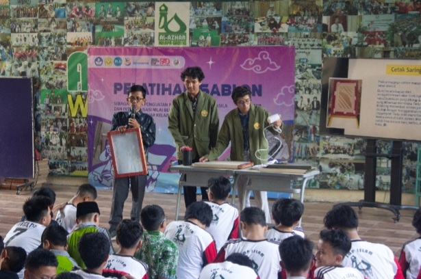Dosen dan Mahasiswa UPN Veteran Jawa Timur saat menjelaskan teknik sablon kepada siswa SMP Islam Al-Azhar Kelapa Gading Surabaya.