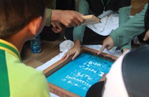 Siswa SMP Islam Al-Azhar Kelapa Gading Surabaya sedang praktik sablon.