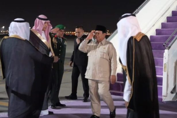 Presiden Prabowo tiba di Jeddah Arab Saudi Selasa (2/7), disambut Menteri Perdagangan Kerajaan Arab Saudi Majid bin Abdullah Al-Qasabi, Wakil Gubernur Mekkah Pangeran Suud bin Mis’al bin Abdul Aziz Al-Saud, dan Wali Kota Jeddah Saleh Ali Al-Turki.