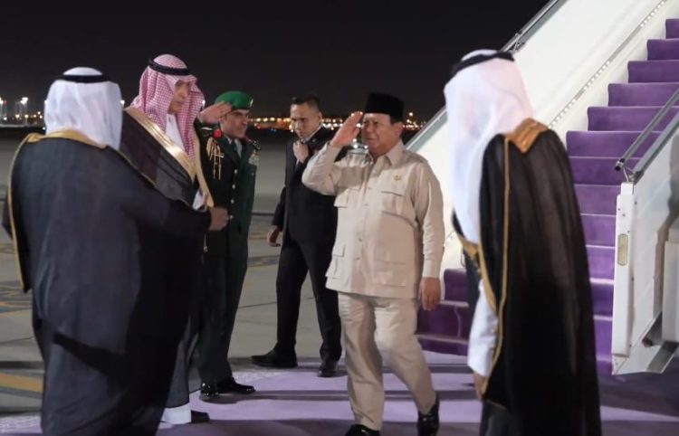 Presiden Prabowo tiba di Jeddah Arab Saudi Selasa (2/7), disambut Menteri Perdagangan Kerajaan Arab Saudi Majid bin Abdullah Al-Qasabi, Wakil Gubernur Mekkah Pangeran Suud bin Mis’al bin Abdul Aziz Al-Saud, dan Wali Kota Jeddah Saleh Ali Al-Turki.