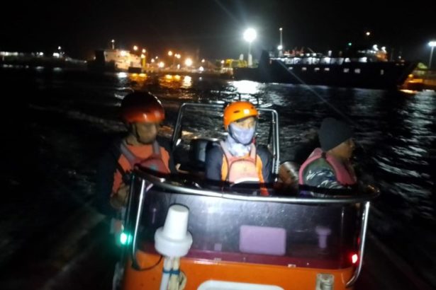 Tim SAR Gabungan lakukan pencarian korban tenggelamnya KMP Tunu Pratama Jaya, Rabu (2/7).