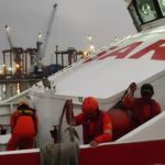 Tim SAR Gabungan melakukan upaya pencarian korban KMP Tunu Pratama Jaya di Selat Bali, Kamis (3/7).