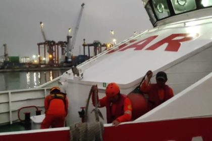 Tim SAR Gabungan melakukan upaya pencarian korban KMP Tunu Pratama Jaya di Selat Bali, Kamis (3/7).
