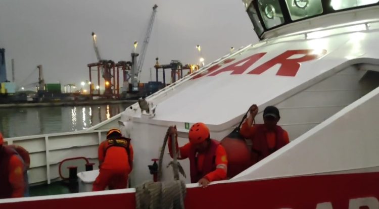 Tim SAR Gabungan melakukan upaya pencarian korban KMP Tunu Pratama Jaya di Selat Bali, Kamis (3/7).