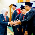 Gubernur Jatim Khofifah memberi ucapan selamat kepada 7 anggota KPID yang baru dilantik di Gedung Negara Grahadi, Jumat (4/7).