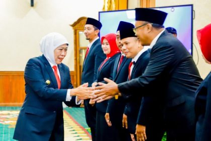 Gubernur Jatim Khofifah memberi ucapan selamat kepada 7 anggota KPID yang baru dilantik di Gedung Negara Grahadi, Jumat (4/7).